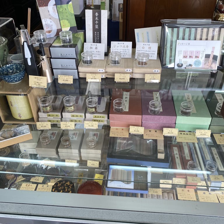 コンパクトサイズで置き場所に困らない上置き仏壇の展示コーナー