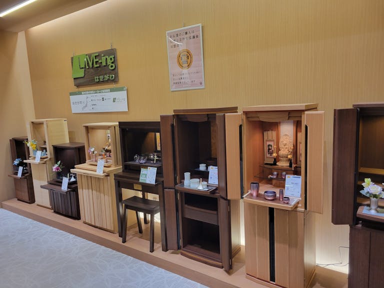 国内有名家具メーカーとのコラボ仏壇も多数展示しております