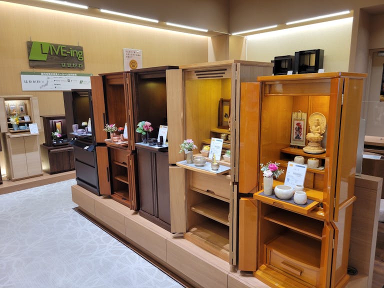 床から置くタイプのお仏壇も多数展示しております