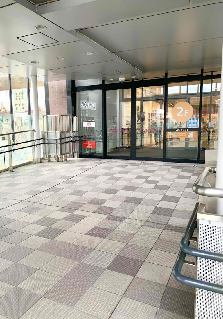 イオンモール岡山　2F　東側入口よりすぐ