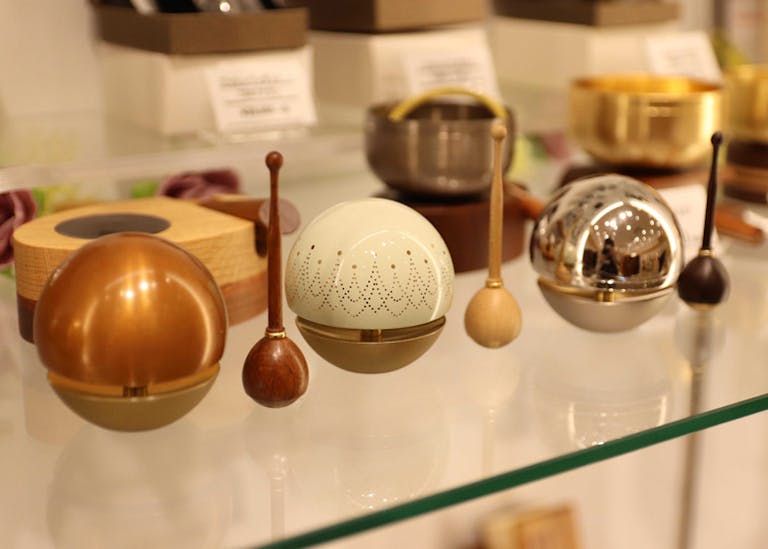 位牌やリンなど現代仏具を展示したショーケース