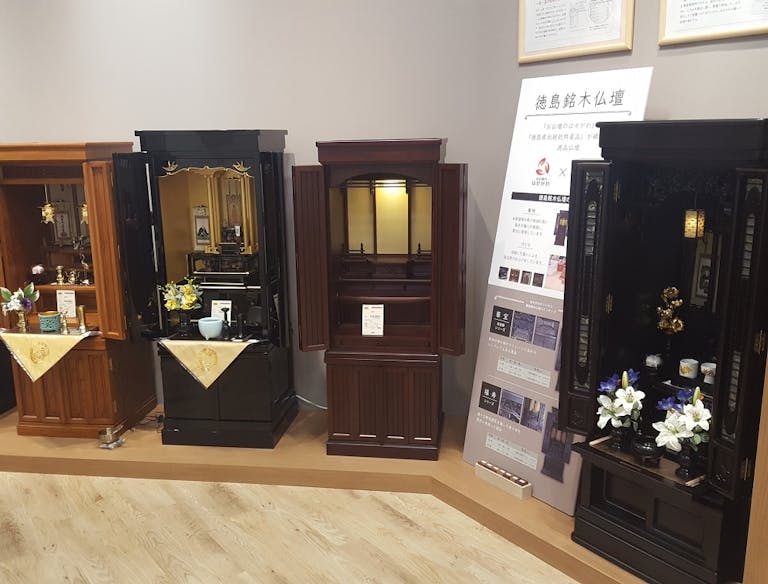 伝統的お仏壇も展示しております