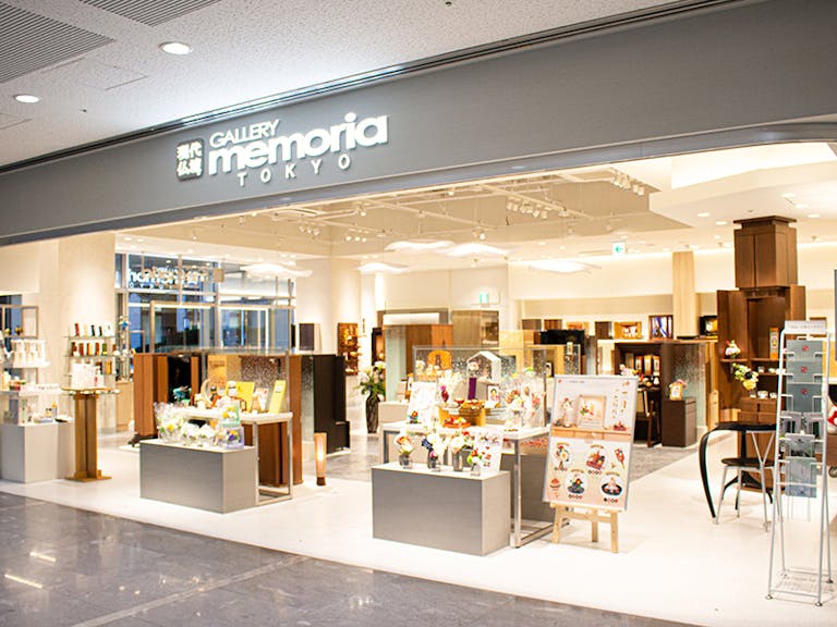 日本プラザビルの１階にある入りやすい店舗です。