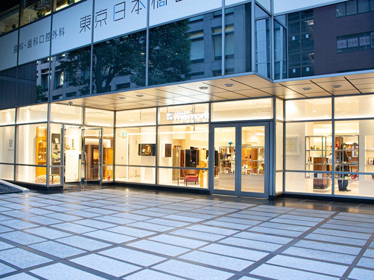 大きなショーウィンドーから店内が見渡せます。