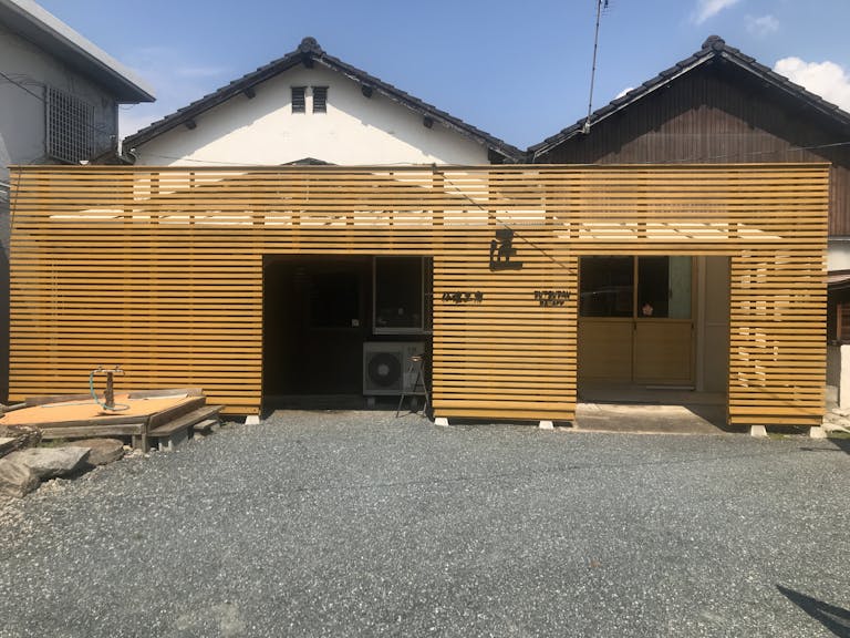 展示場の隣では工場があります。 修理している作業等が見学することも可能