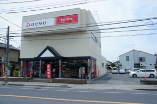 向かって右手にお客様駐車場があります