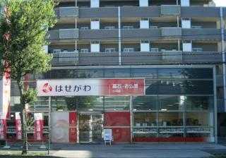 一面ガラス張りの外観が目を引く小平店