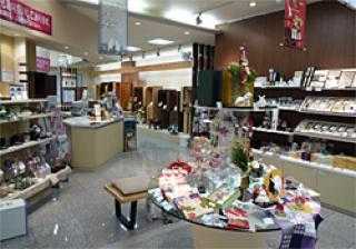 様々な商品を取り揃えた店内