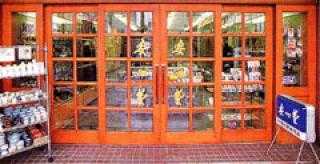 店頭にも小物を展示、入り口の格子の 戸がやさしい雰囲気を漂わせる