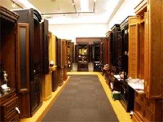 唐木仏壇をはじめ、数多くの家具調 仏壇などを常時展示