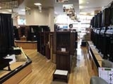 150本のお仏壇が並ぶ広々とした店内
