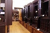 常時80本のお仏壇を展示した店内風景