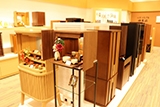 台付をメインに人気の現代仏壇を約50本展示