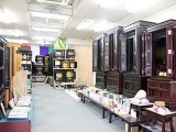 伝統的な唐木仏壇を品数豊富に展示