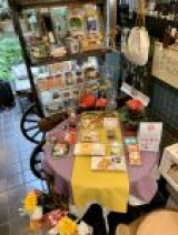 まるで和雑貨屋さんのような店内