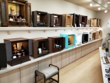明るい店内には最新の仏具・手元供養品が品数豊富に展示