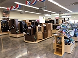 100本ほどの仏壇が展示された広々とした明るい店内