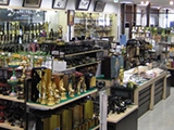ずらりと並ぶ仏具・仏像・位牌・念珠などの小物類
