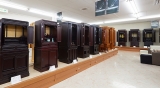 伝統的な唐木仏壇を多数展示