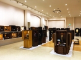 人気の家具調仏壇は品数豊富に展示