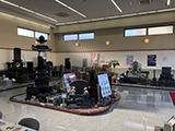 雨天でも安心の屋内墓石展示場