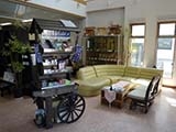 くつろげるソファーが用意された明るい店内