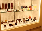 オシャレな現代仏具も多数展示しています