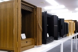 マンションなどのリビングや洋間にも合う洋風デザインの家具調仏壇「上置タイプ」も多数展示
