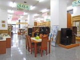 明るく広々とした店内