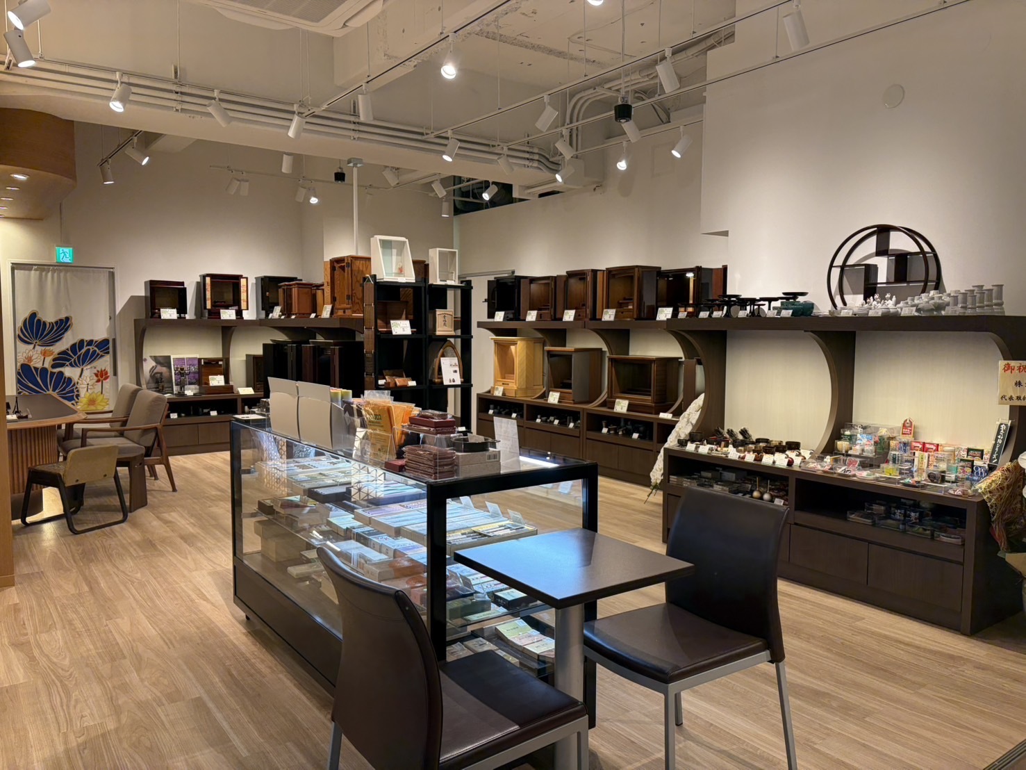 モダンと伝統が同居する、親しみやすく明るい銀座本店のショールーム。