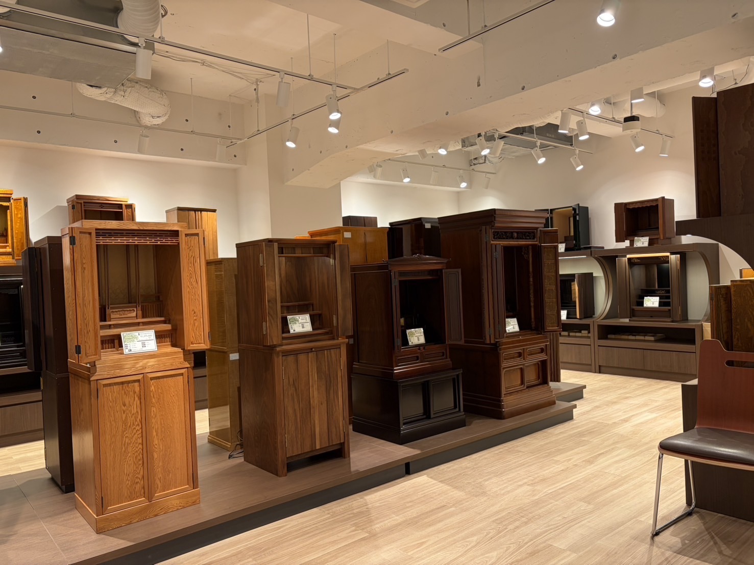 職人の技が光る美しいお仏壇をゆっくりとご覧いただける店内です