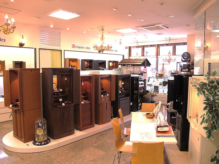 直置きのお仏壇もゆったりと展示された明るく広々とした店内