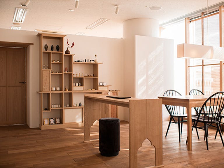 大きな窓から自然光が差し込む明るい店内