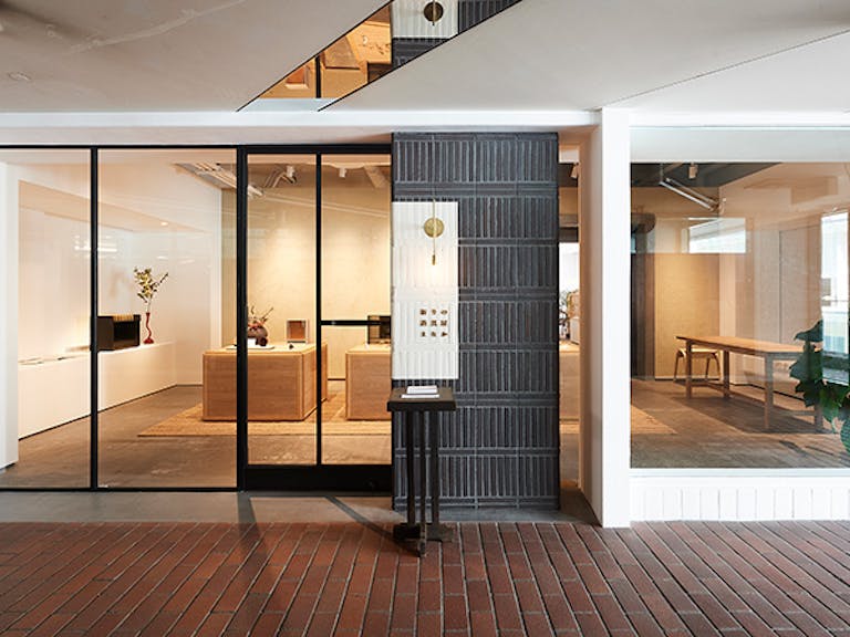 大きな窓から自然光が差し込む明るく、広々とした店内