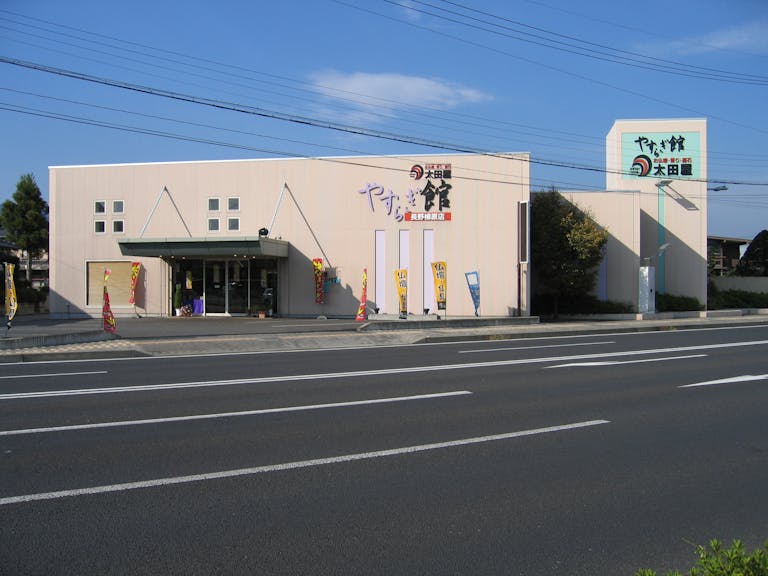 国道18号線沿いにある駐車場が完備された店舗