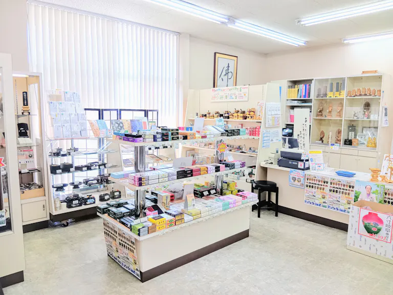 明るい店内、見やすく選びやすい商品展示
