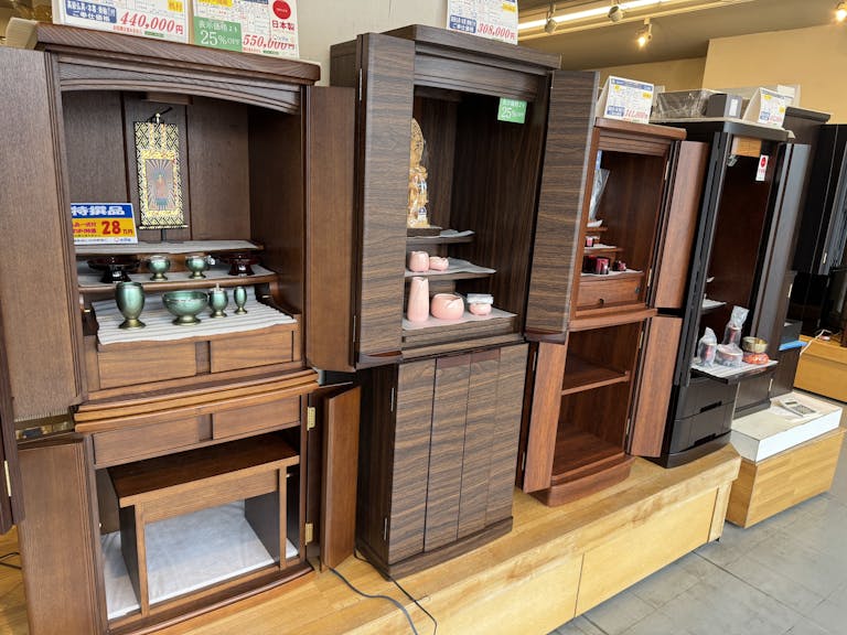 50本以上の家具帳仏壇を展示中　＜当店は仏壇価格に仏具が含まれていますす＞